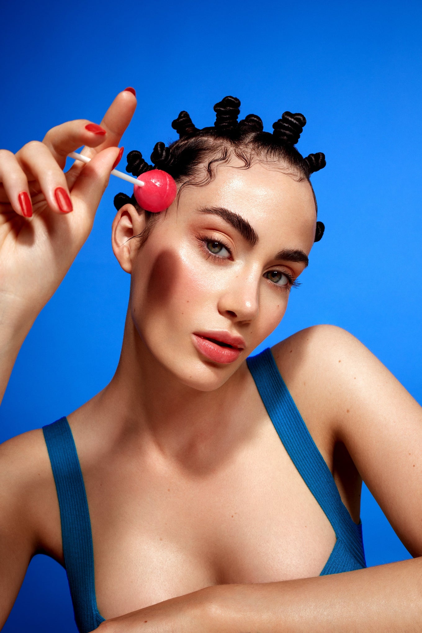 Model mit Lolli und blauem Hintergrund